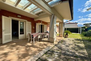 Main photo about Apartment Ref.AF076 for seasonal-rent located in Forte dei Marmi