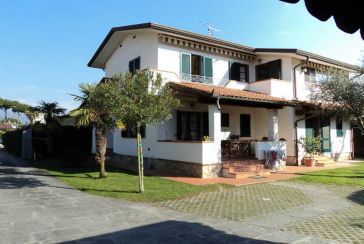 Main photo about Apartment Ref.AF380 for seasonal-rent located in Forte dei Marmi