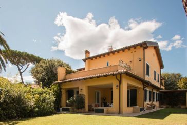 Main photo about Semi-Detached House Ref.AF316 for seasonal-rent located in Forte dei Marmi