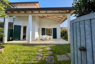 Main photo about Semi-Detached House Ref.AF383 for seasonal-rent located in Forte dei Marmi