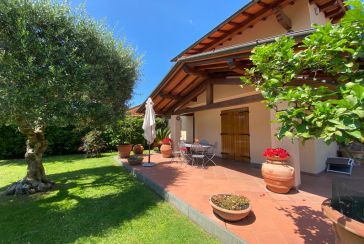 Main photo about Semi-Detached House Ref.AF418 for seasonal-rent located in Forte dei Marmi