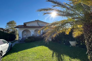 Main photo about Semi-Detached House Ref.AF452 for seasonal-rent located in Forte dei Marmi