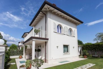 Main photo about Semi-Detached House Ref.AF460 for seasonal-rent located in Forte dei Marmi