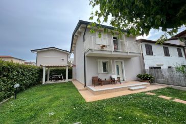 Foto Casa Bifamiliare Rif.AF503 in affitto-stagionale situato a Cinquale