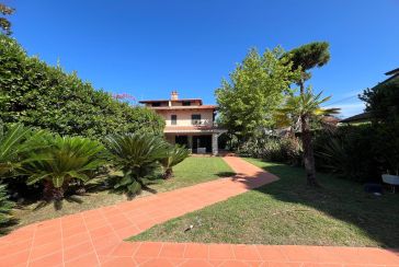 Main photo about Semi-Detached House Ref.AF049 for seasonal-rent located in Forte dei Marmi