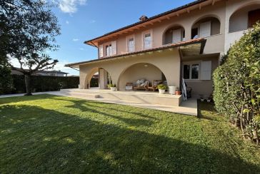 Main photo about Semi-Detached House Ref.AF088 for seasonal-rent located in Forte dei Marmi