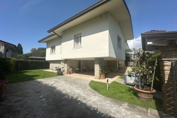 Main photo about Semi-Detached House Ref.AF215 for seasonal-rent located in Forte dei Marmi