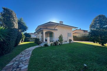 Main photo about Villa Ref.AF309 for seasonal-rent located in Forte dei Marmi