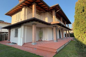 Main photo about Villa Ref.AF067 for seasonal-rent located in Forte dei Marmi