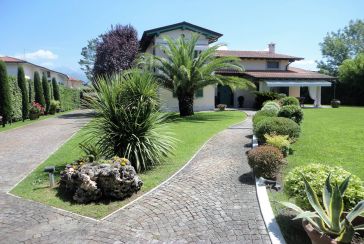 Main photo about Villa Ref.AF265 for seasonal-rent located in Forte dei Marmi