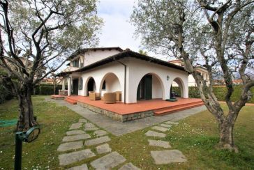 Main photo about Villa Ref.AF266 for seasonal-rent located in Forte dei Marmi
