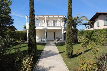 Main photo about Villa Ref.AF273 for seasonal-rent located in Forte dei Marmi