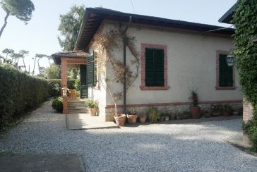 Main photo about Villa Ref.AF278 for seasonal-rent located in Forte dei Marmi