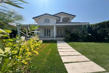 Foto Villa Rif.AF037 in affitto-stagionale situato a Forte dei Marmi