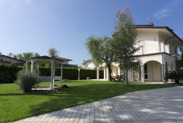 Main photo about Villa Ref.AF321 for seasonal-rent located in Forte dei Marmi