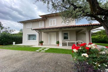 Main photo about Villa Ref.AF353 for seasonal-rent located in Forte dei Marmi