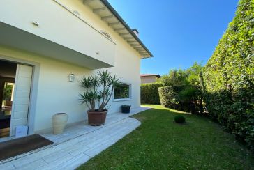 Main photo about Villa Ref.AF354 for seasonal-rent located in Forte dei Marmi