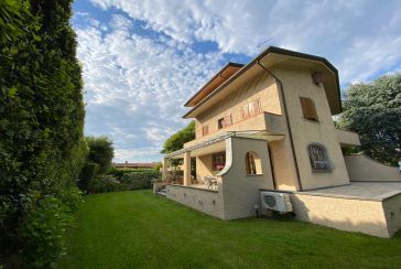 Main photo about Villa Ref.AF357 for seasonal-rent located in Forte dei Marmi