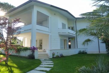 Main photo about Villa Ref.AF366 for seasonal-rent located in Forte dei Marmi