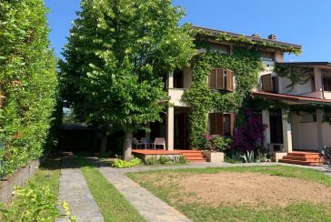 Main photo about Villa Ref.AF367 for seasonal-rent located in Forte dei Marmi