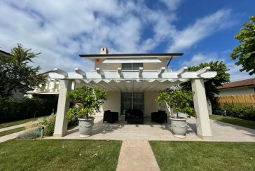 Main photo about Villa Ref.AF370 for seasonal-rent located in Forte dei Marmi