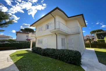 Main photo about Villa Ref.AF371 for seasonal-rent located in Forte dei Marmi