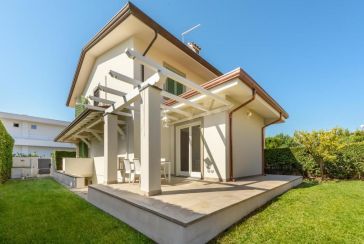 Main photo about Villa Ref.AF396 for seasonal-rent located in Forte dei Marmi