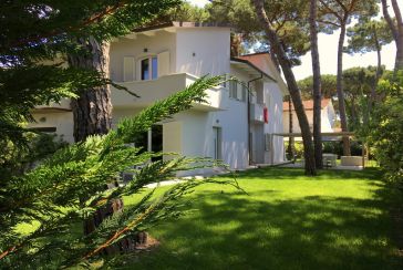Main photo about Villa Ref.AF402 for seasonal-rent located in Forte dei Marmi