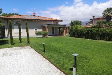 Main photo about Villa Ref.AF417 for seasonal-rent located in Forte dei Marmi