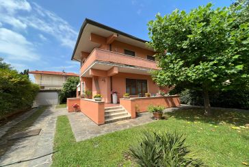 Main photo about Villa Ref.AF440 for seasonal-rent located in Forte dei Marmi