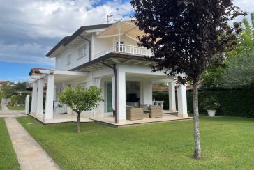 Main photo about Villa Ref.AF445 for seasonal-rent located in Forte dei Marmi