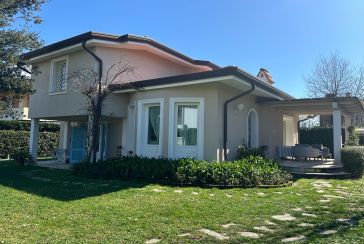 Main photo about Villa Ref.AF052 for seasonal-rent located in Forte dei Marmi