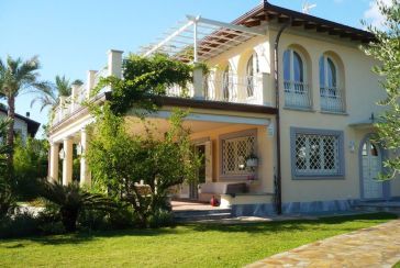 Foto Villa con Piscina Rif.AF034 in affitto-stagionale situato a Forte dei Marmi