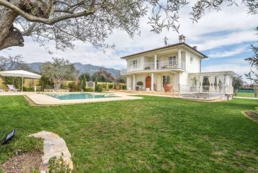Main photo about Villa with swimming pool Ref.AF243 for seasonal-rent located in Forte dei Marmi