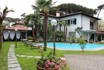 Main photo about Villa with swimming pool Ref.AF262 for seasonal-rent located in Forte dei Marmi