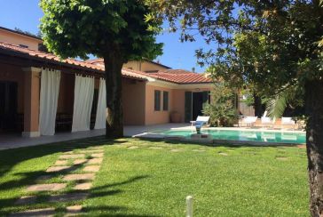 Main photo about Villa with swimming pool Ref.AF403 for seasonal-rent located in Forte dei Marmi