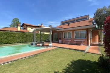 Main photo about Villa with swimming pool Ref.AF404 for seasonal-rent located in Forte dei Marmi