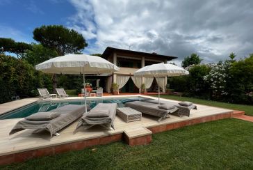 Main photo about Villa with swimming pool Ref.AF434 for seasonal-rent located in Forte dei Marmi