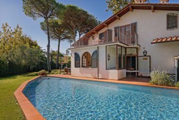 Main photo about Villa with swimming pool Ref.AF438 for seasonal-rent located in Forte dei Marmi