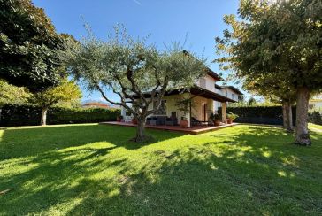 Foto Casa Bifamiliare Rif.F336 in vendita situato a Forte dei Marmi