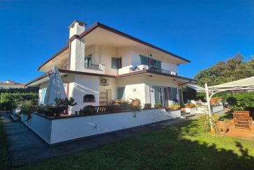Foto Villa Rif.F338 in vendita situato a Forte dei Marmi