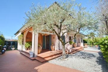 Main photo about Villa Ref.F988 for sale located in Forte dei Marmi