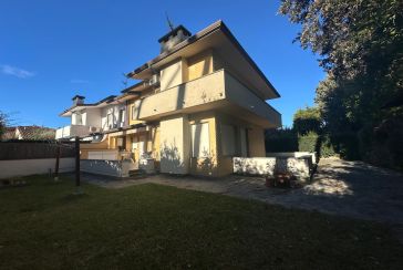 Main photo about Villa Ref.F993 for sale located in Forte dei Marmi